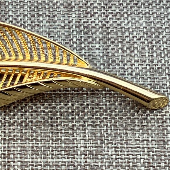 Vintage Monet Leaf Brooch Pin 3.5 In Gold Cut Away Turned Edge Elegant Nature - Picture 7 of 8